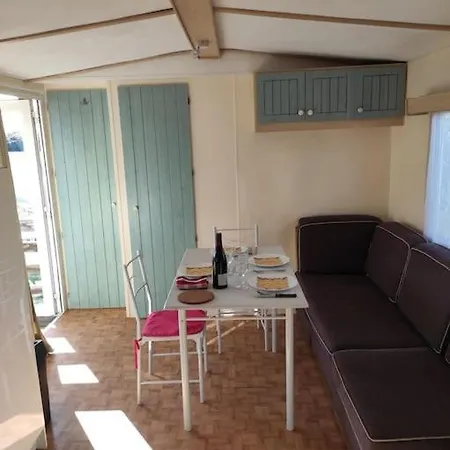 Appartement Mobil-home Dans Un Beau Cadre A 15 Km Des Plages. *