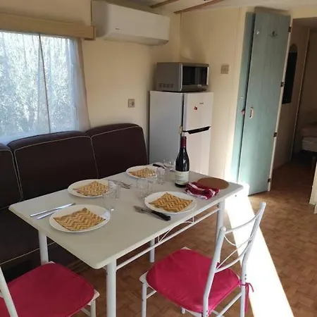 Mobil-home Dans Un Beau Cadre A 15 Km Des Plages. Lejlighed *